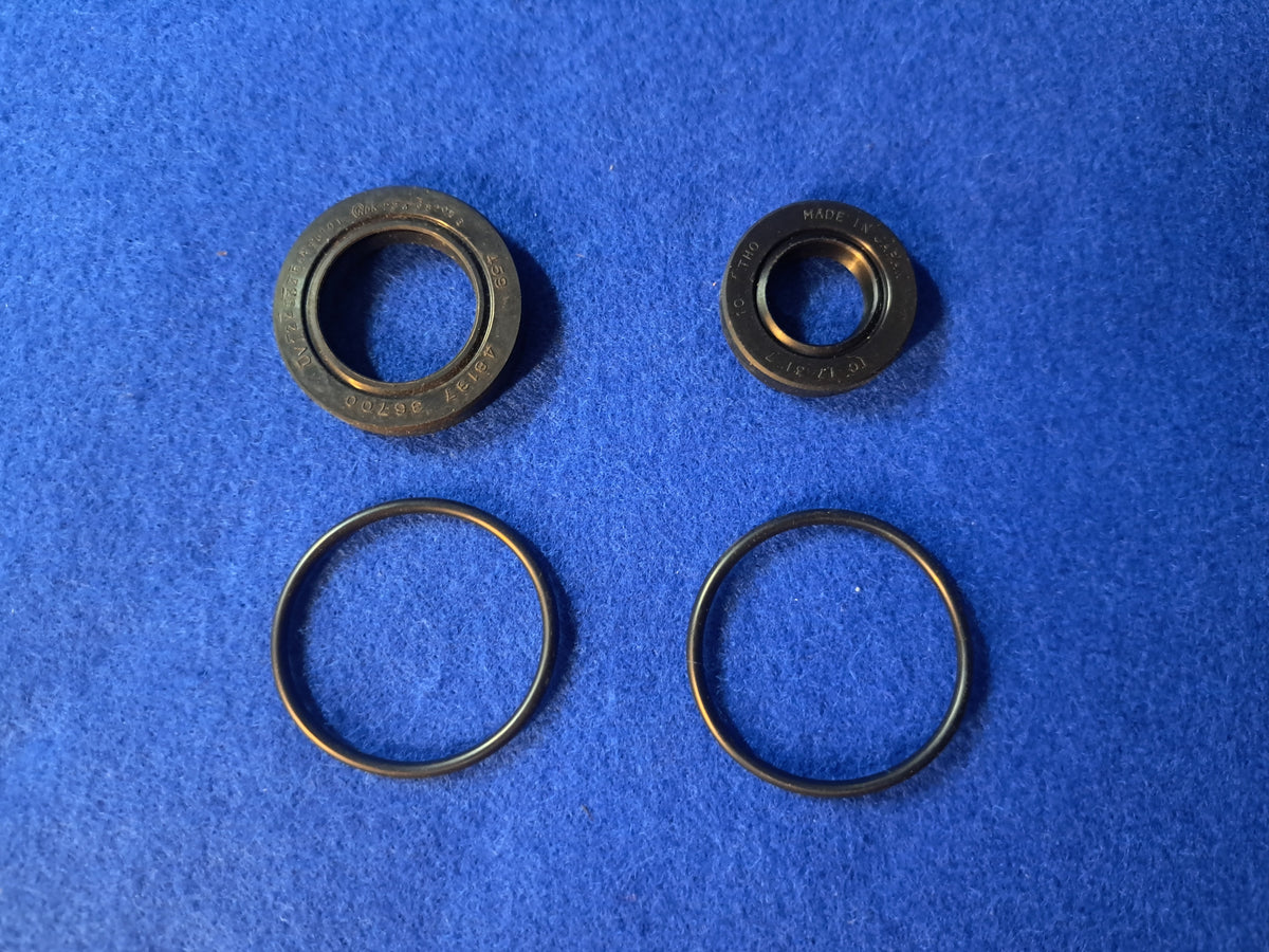 Datsun Roadster &amp; Fairlady 63, 64, 65, 66, 67, 671/2, 68, 69, &amp; 691/2 Early Steering Box Lower &amp; Side Seal Kit ASSEMBLY