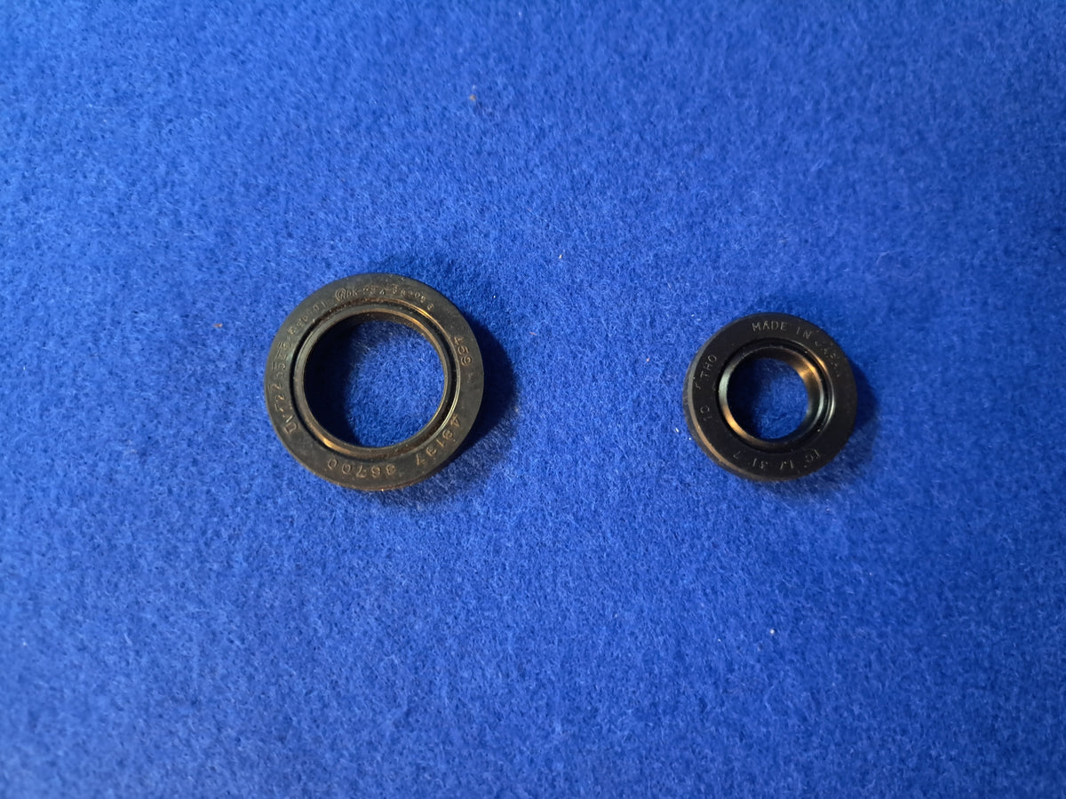 Datsun Roadster &amp; Fairlady 63, 64, 65, 66, 67, 671/2, 68, 69, &amp; 691/2 Early Steering Box Lower &amp; Side Seal Kit ASSEMBLY
