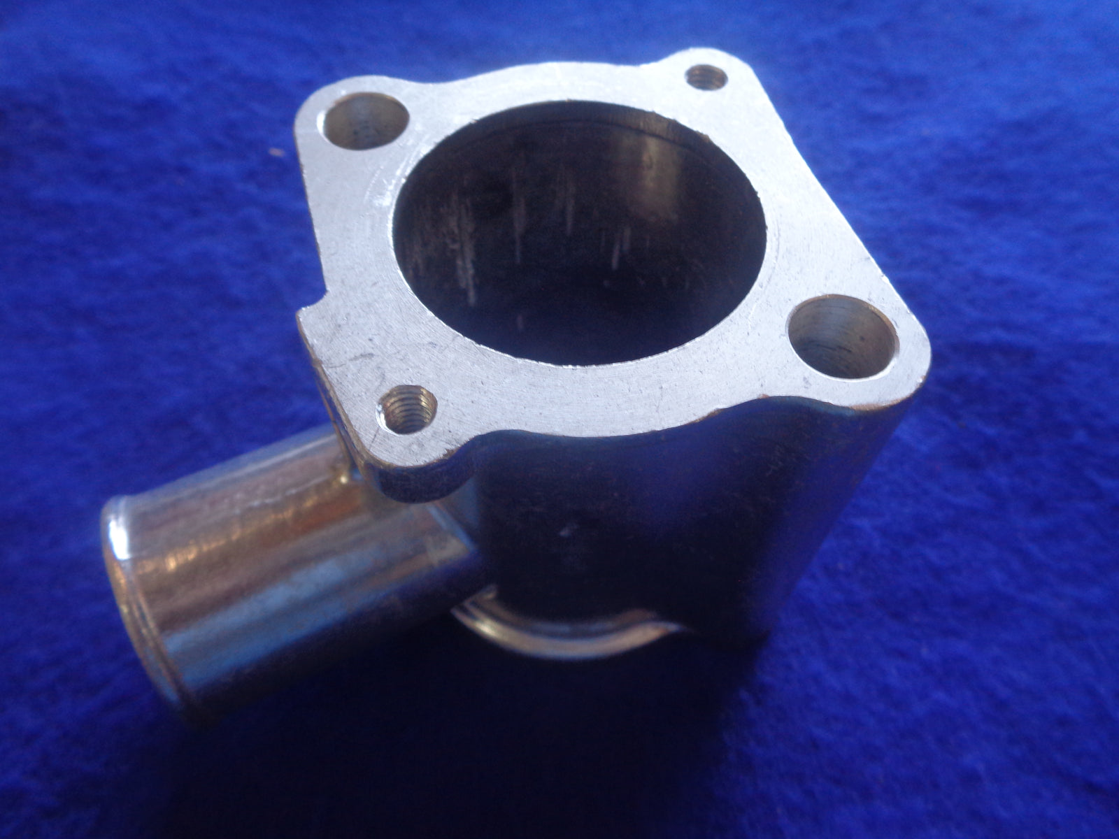 Datsun Roadster 671/2, 68,69,70 Thermostat housing