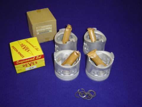 Datsun Roadster 2000 flat top piston set w/rings - Assembly