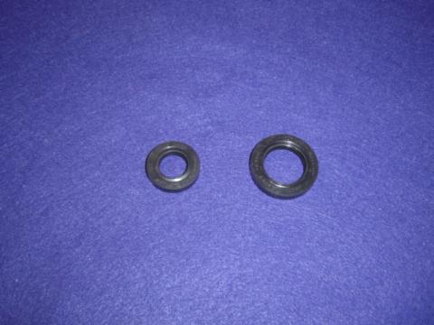 Datsun Roadster & Fairlady 63, 64, 65, 66, 67, 671/2, 68, 69, & 691/2 Early steering box lower & side seal